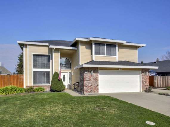 1521 E Colonial Parkway, Roseville